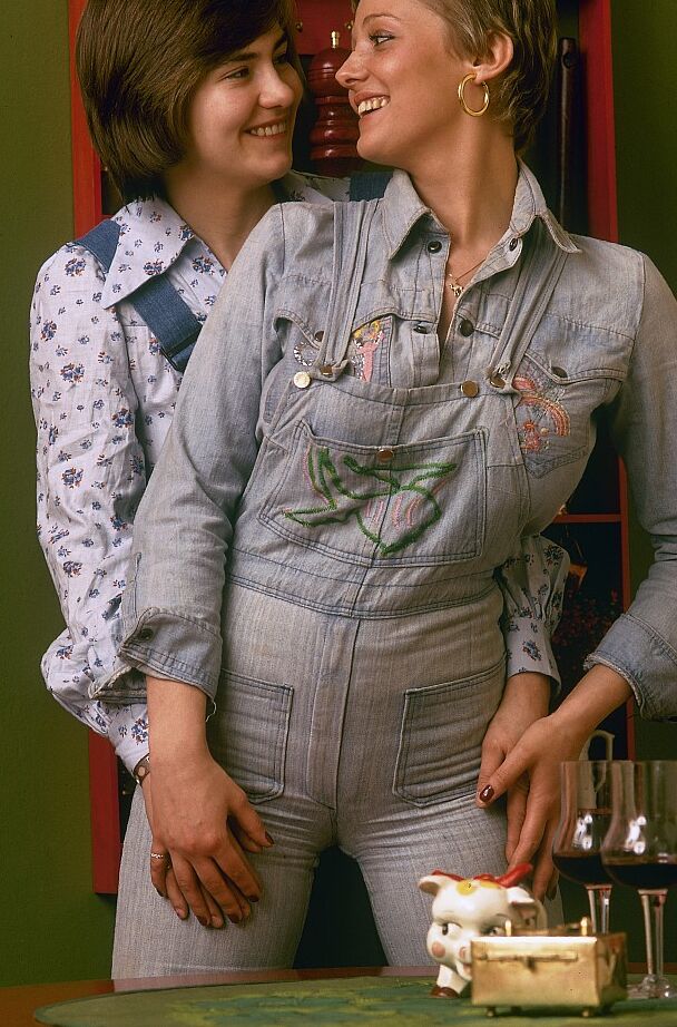 14P Lésbicas dos anos 70 tiram roupas jeans antes de lamber castores