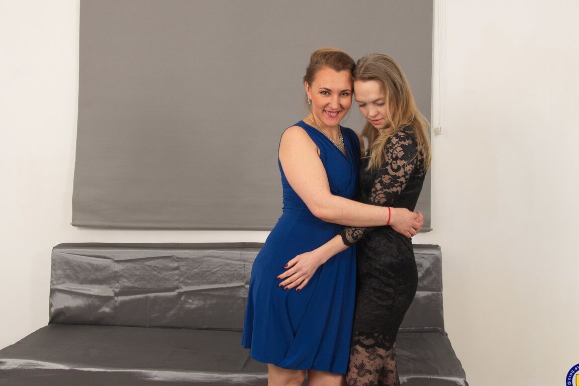 16P Amas de casa maduras peludas se dan placer mutuamente con lenguas y juguetes