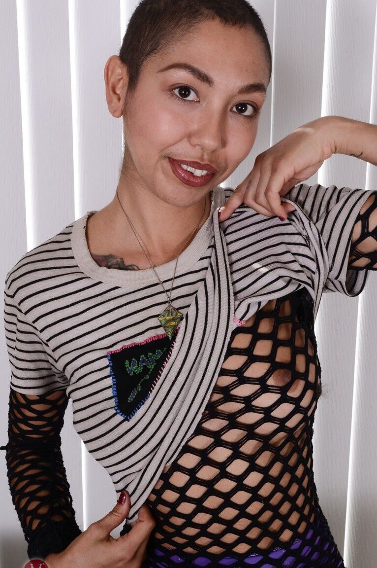 21P Garota careca exótica Rainbow Scum expõe sua vagina peluda usando rede arrastão corporal