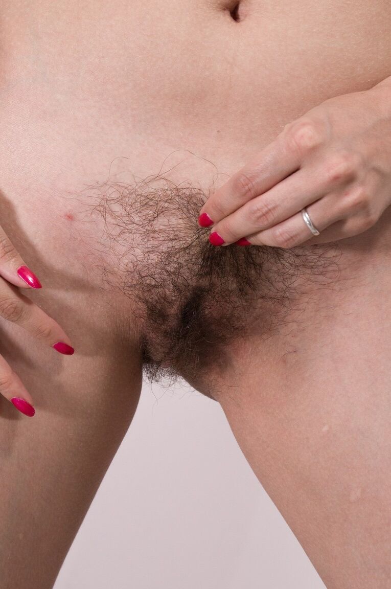 17P Morena magra de julho com tiras de cabelo muito longas para tocar sua vulva totalmente natural