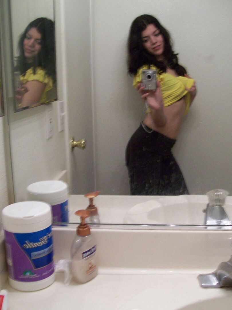 21P La petite MILF Phoebe montre de près sa savoureuse chatte poilue puis chevauche une petite bite