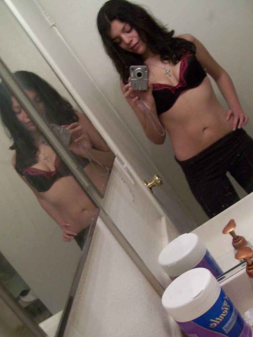 21P La petite MILF Phoebe montre de près sa savoureuse chatte poilue puis chevauche une petite bite