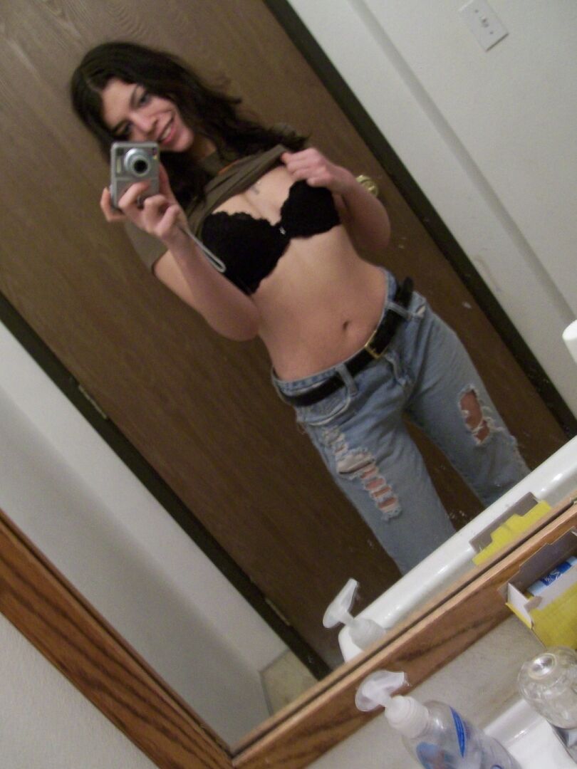 21P La petite MILF Phoebe montre de près sa savoureuse chatte poilue puis chevauche une petite bite
