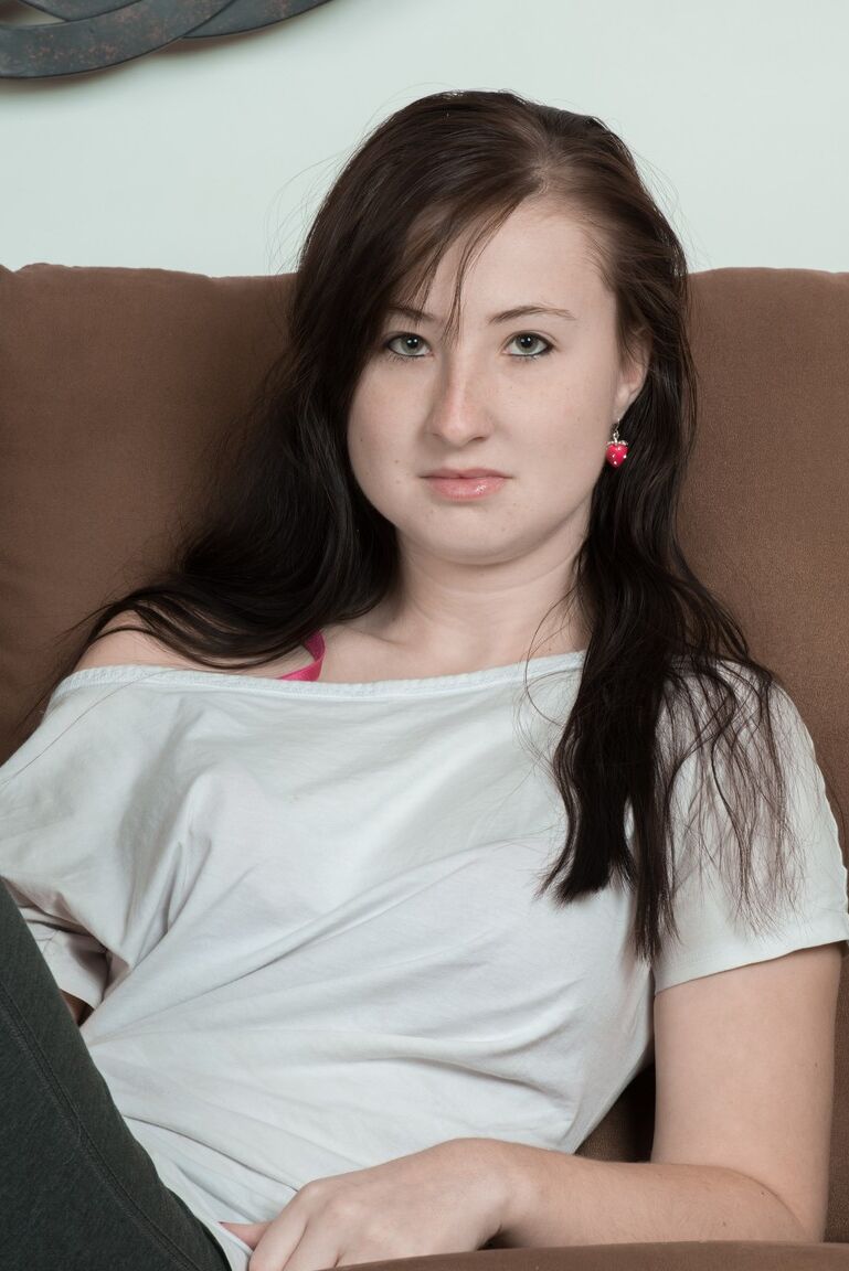 21P Die geile Teenagerin Megan zeigt ihre buschigen Achselhöhlen und ihre Möse in einer Solo-Striptease-Aktion