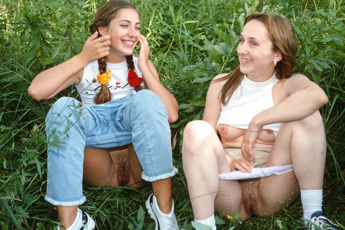 20P Les adolescentes maigres Sylvia F et Judy I révèlent leurs fantastiques fesses dans les bois