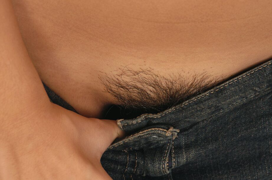 16P La modelo latina amateur Tiffany se desnuda para masturbarse el coño peludo