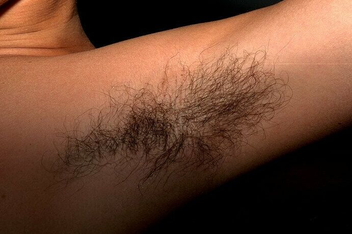 16P Latina iniciante tira lingerie e calcinha para revelar buceta peluda