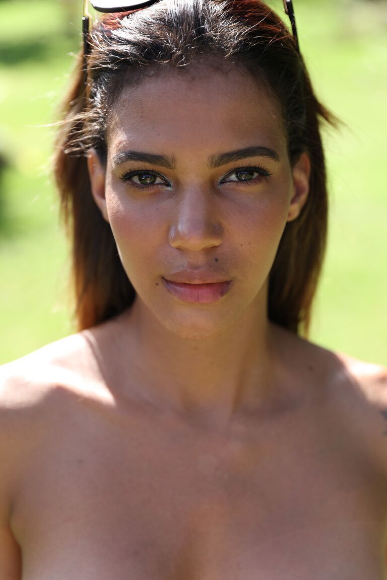 21P Sexy Latina adolescente Abril revela seus peitos fofos e regalo saboroso no quintal