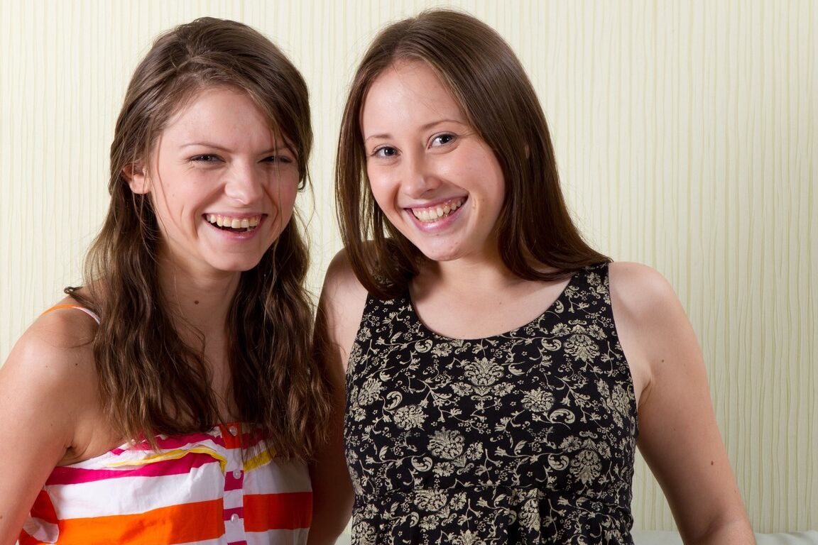 18P La jolie jeune lesbienne Elena May