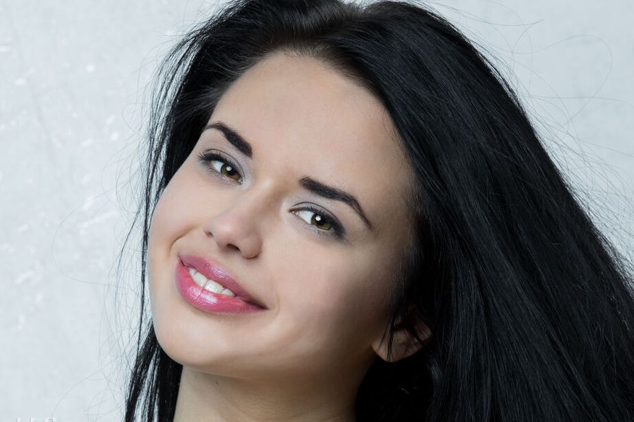 16P Nude Latina adolescente Carmen Summer mostra seu arbusto peludo de um lado para outro