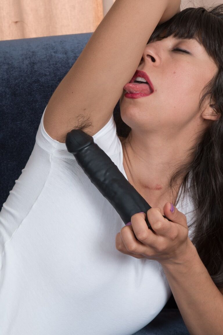 17P Die unwiderstehliche Süße Vivi Marie spielt mit der haarigen Möse im Höschen