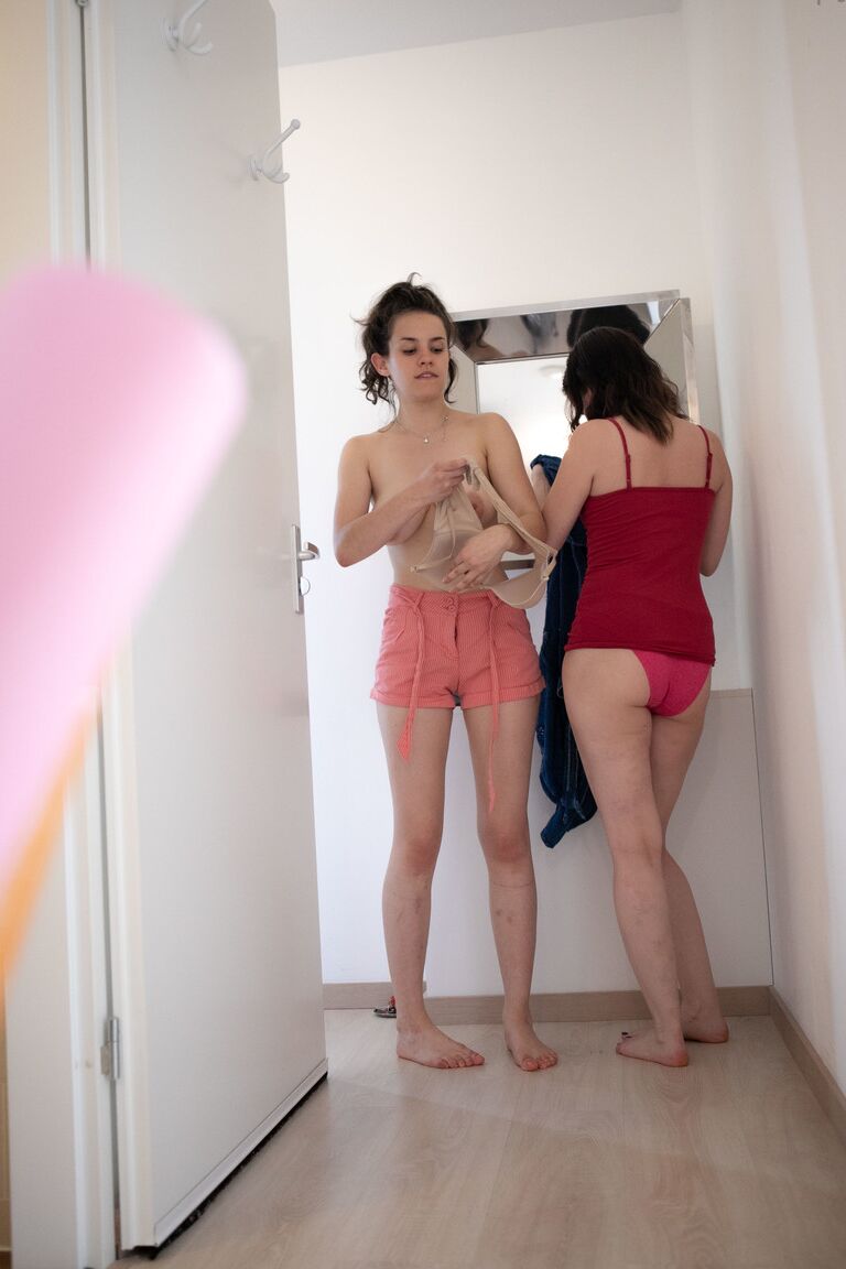 21P Adolescentes magros com cabelo preto Charlee e Sienna G se vestindo juntas