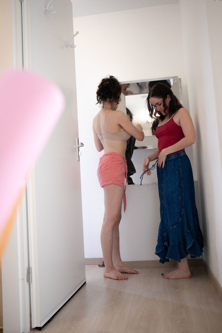 21P Adolescentes magros com cabelo preto Charlee e Sienna G se vestindo juntas