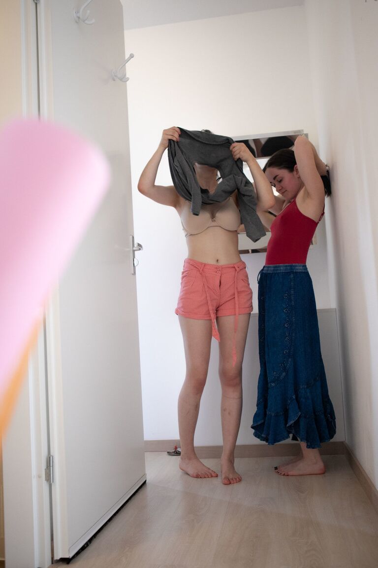 21P Adolescentes magros com cabelo preto Charlee e Sienna G se vestindo juntas