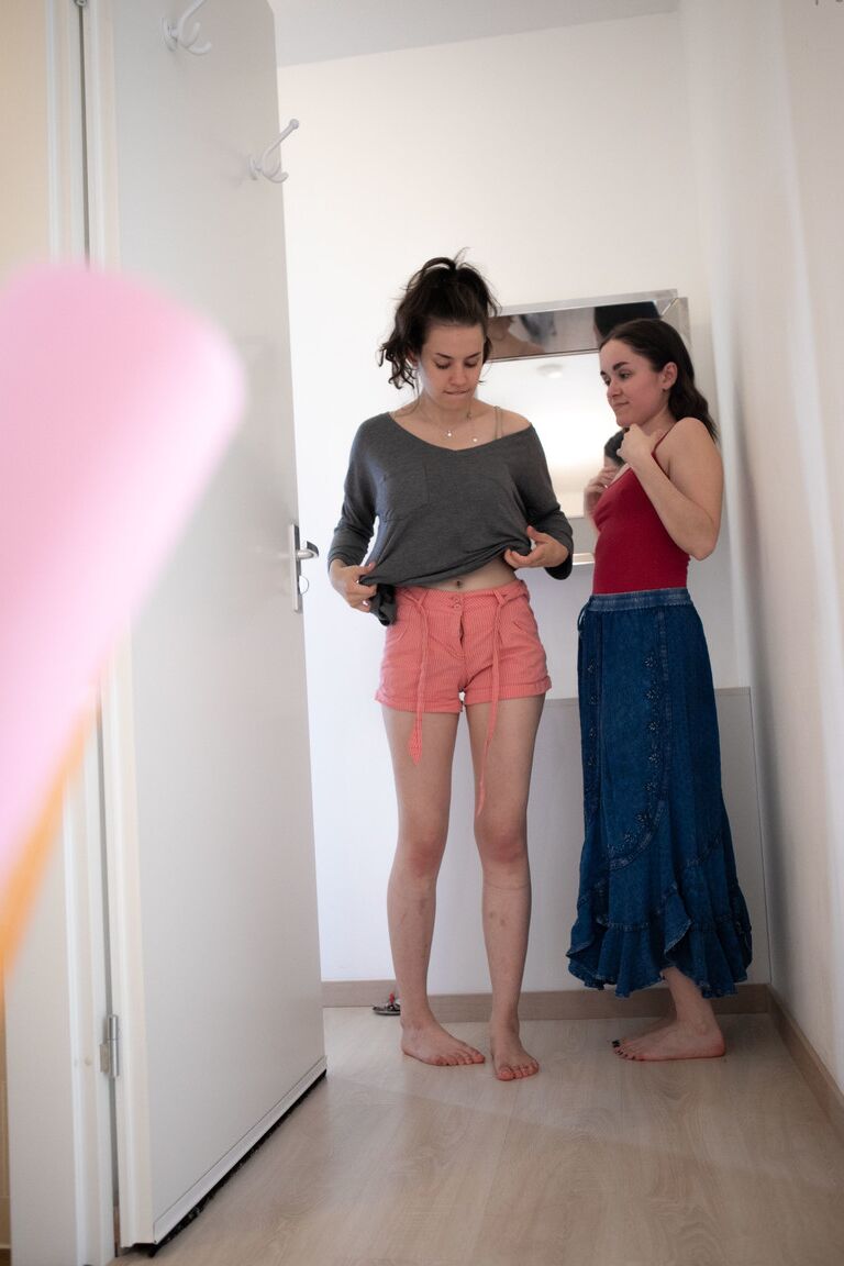 21P Adolescentes magros com cabelo preto Charlee e Sienna G se vestindo juntas