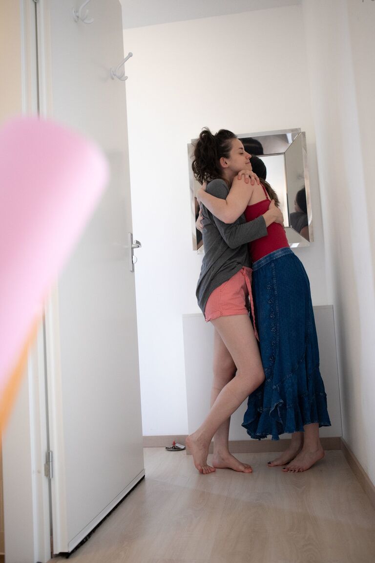 21P Adolescentes magros com cabelo preto Charlee e Sienna G se vestindo juntas