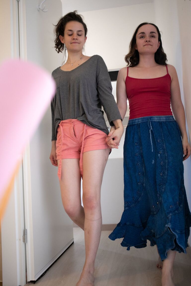 21P Adolescentes magros com cabelo preto Charlee e Sienna G se vestindo juntas