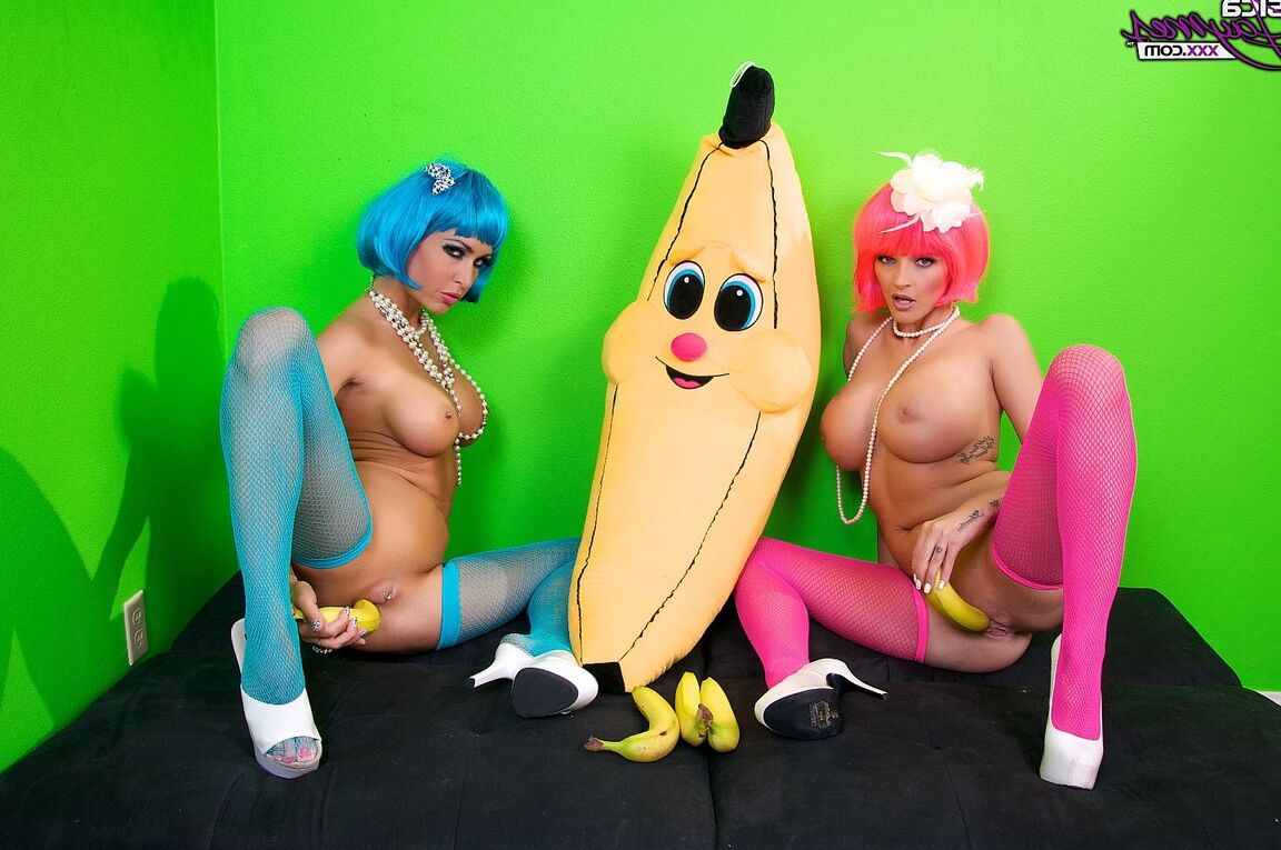 18P Kinky chicks Jessica Jaymes and Joslyn James play with bananas in lesbian act