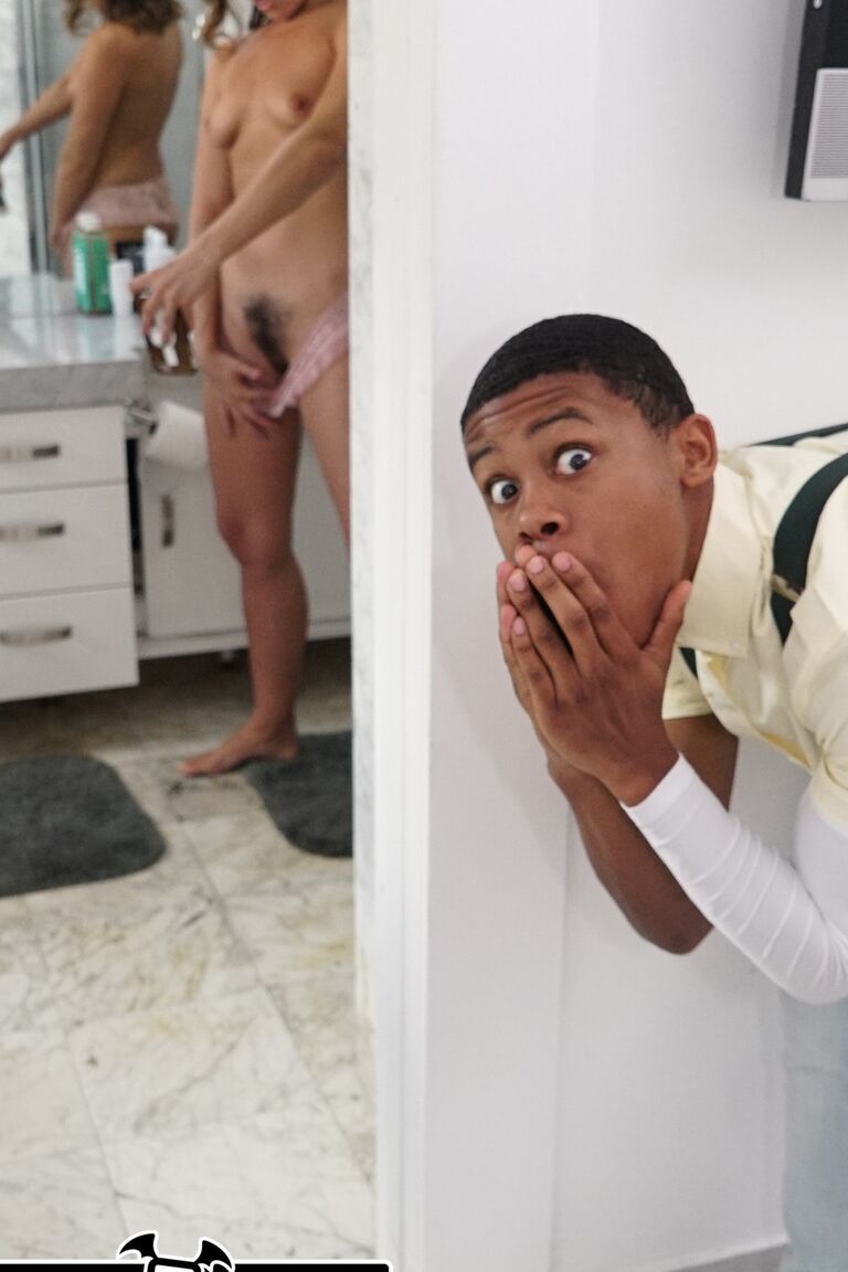 20P Fantástica morena MILF Helena Price é espionada e fodida por uma adolescente negra