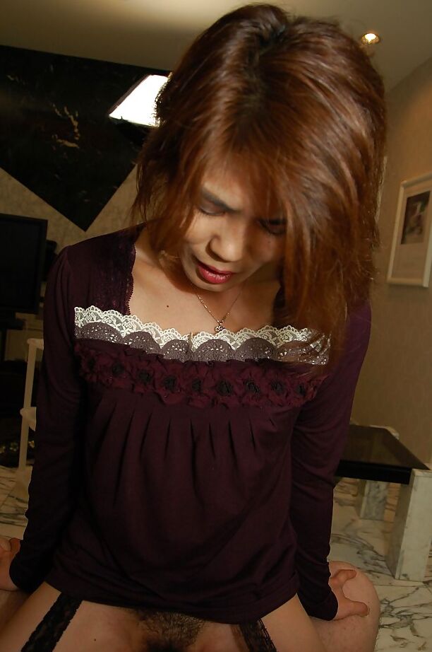 16P Asiática con medias Chika Ohara follada por su coño peludo y llena de creampie