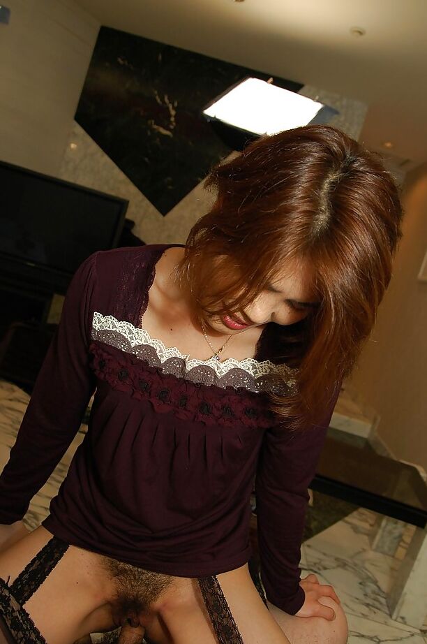 16P Asiática con medias Chika Ohara follada por su coño peludo y llena de creampie