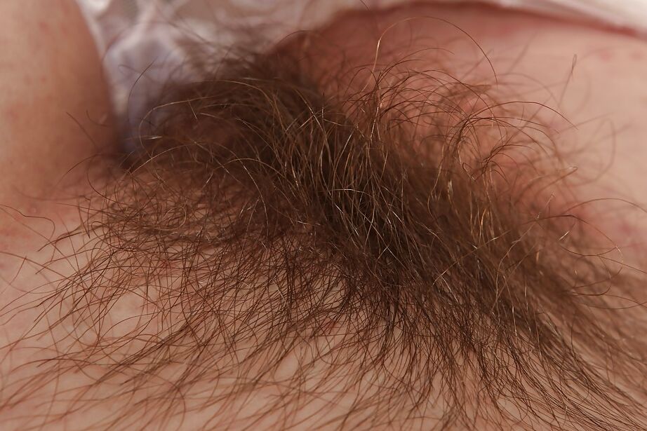 16P Madura gorda exponiendo sus grandes tetas y su coño sin afeitar