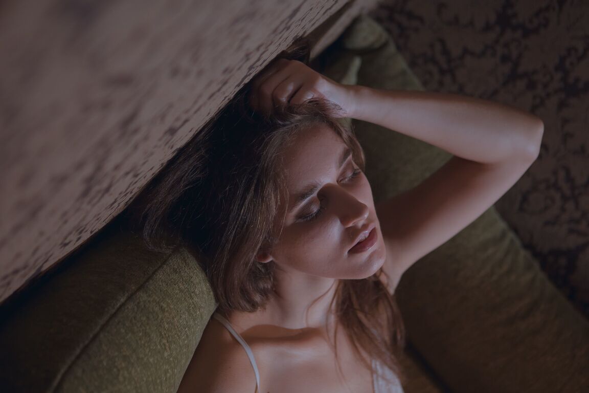 21P A adolescente amadora excitada Emily J revela sua boceta peluda e a esfrega na cama
