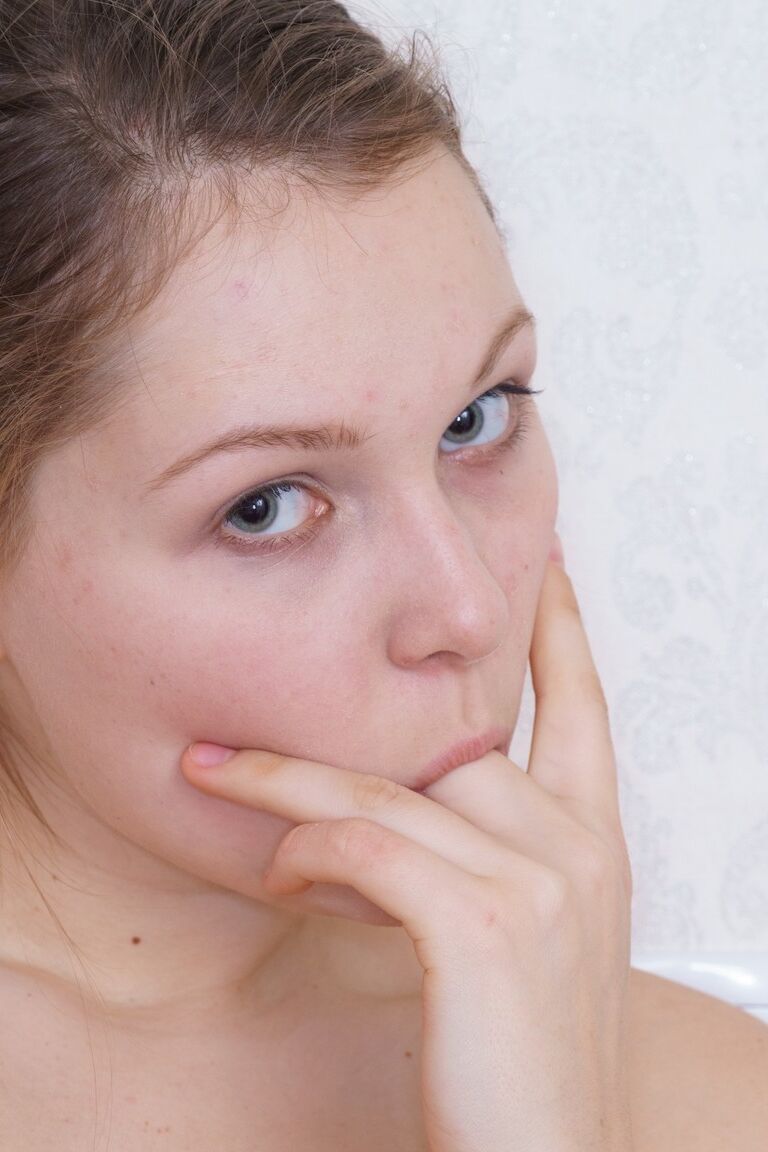 21P La belle amatrice russe Angelika Dele montre ses fosses poilues