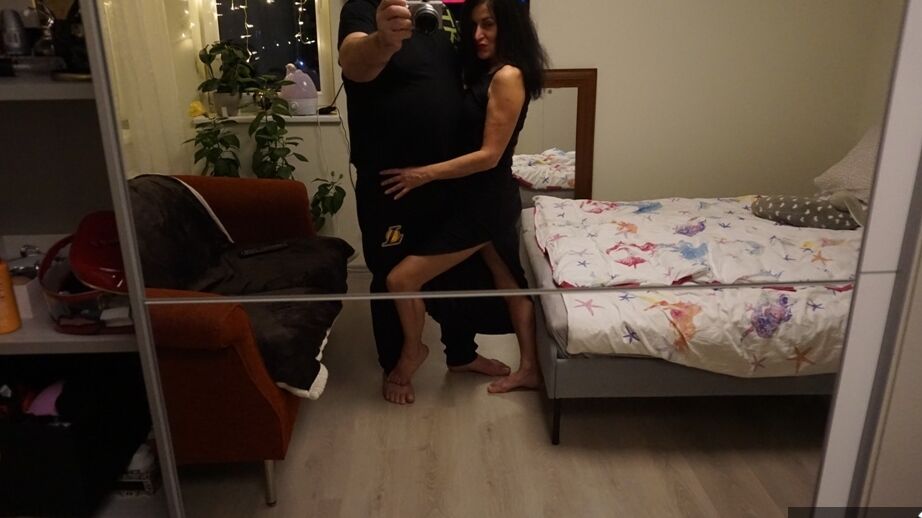 16P Morena amadora Diana Ananta dá um boquete em seu hobby durante ação caseira