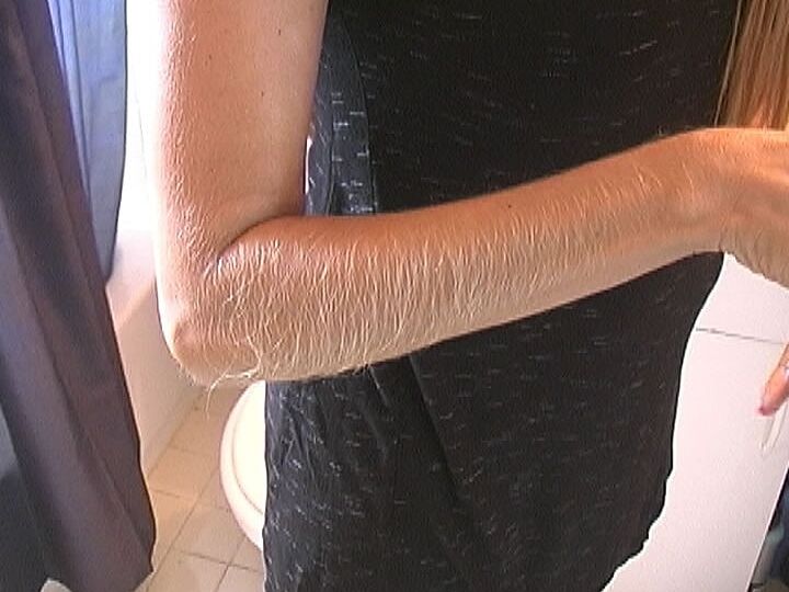 21P アメリカ人熟女ロリ・アンダーソンが準備中に毛むくじゃらの腕を披露