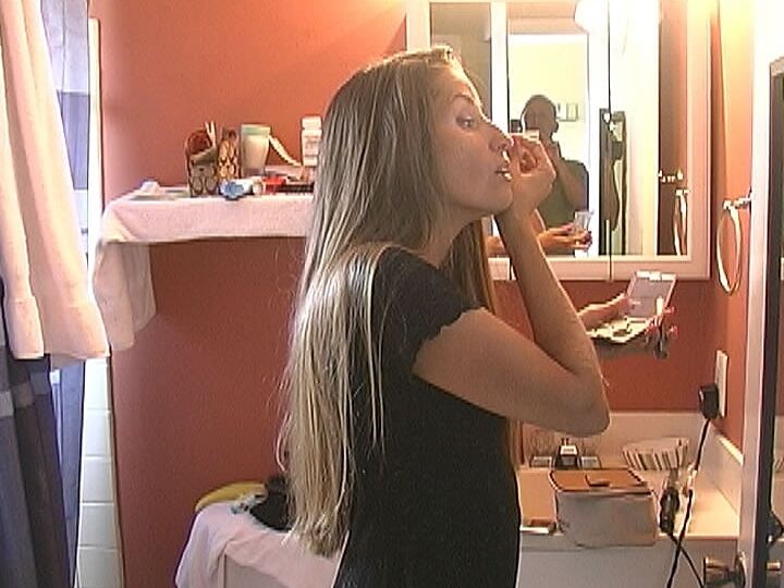 21P アメリカ人熟女ロリ・アンダーソンが準備中に毛むくじゃらの腕を披露