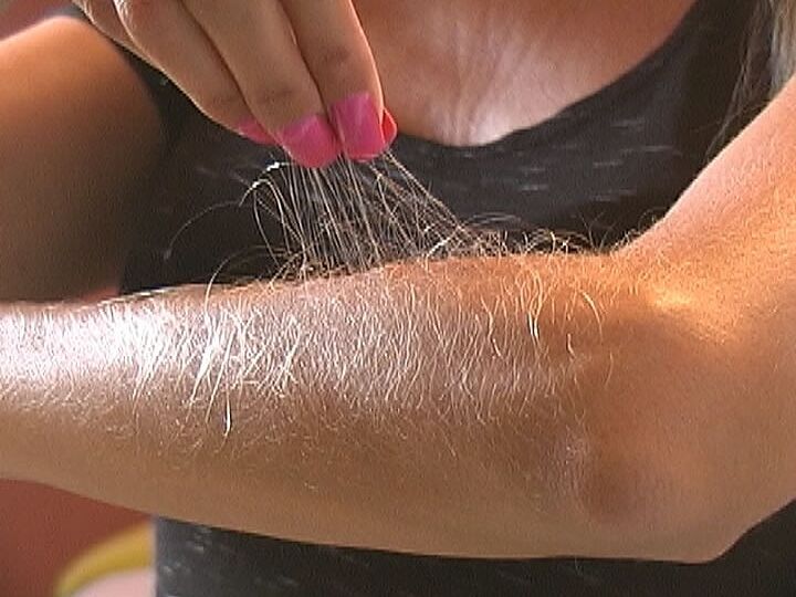 21P アメリカ人熟女ロリ・アンダーソンが準備中に毛むくじゃらの腕を披露