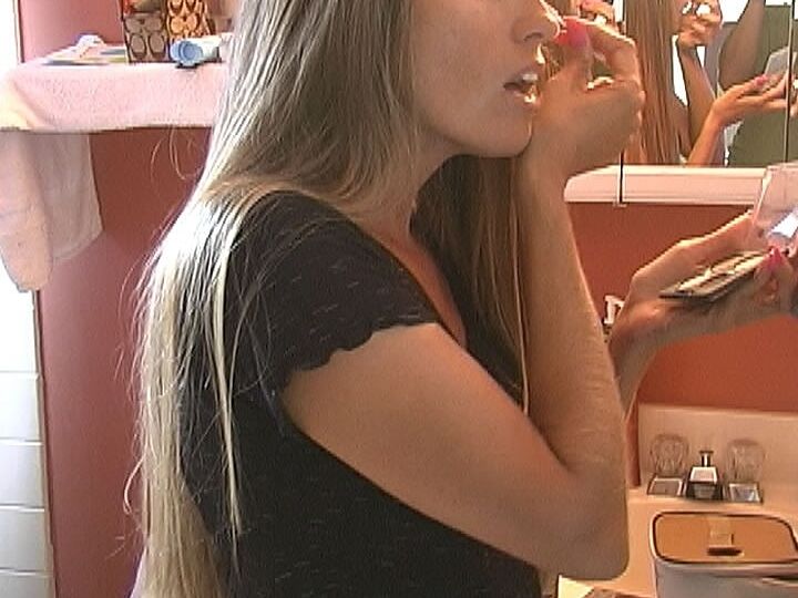 21P アメリカ人熟女ロリ・アンダーソンが準備中に毛むくじゃらの腕を披露