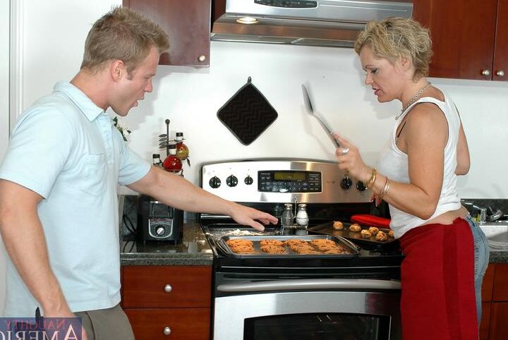 16P Rubia madura de grandes tetas Kelly Leigh follada duro en la cocina