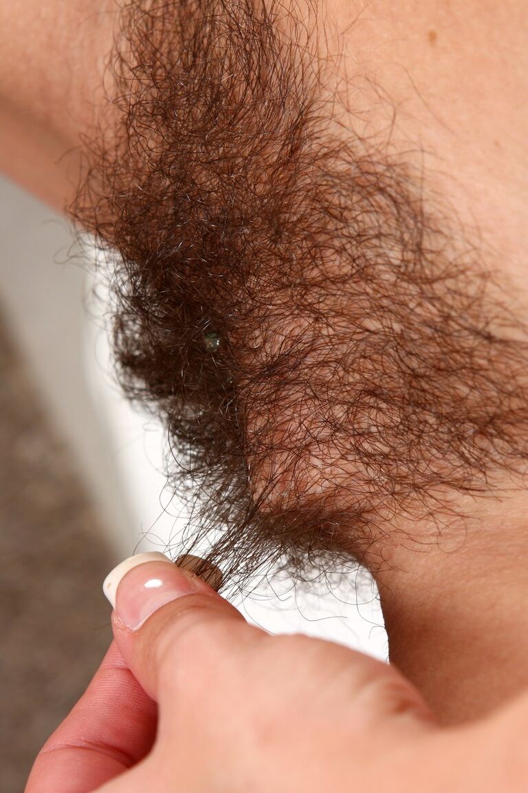 18P La modelo checa de grandes tetas Victoria Black mete un consolador de cristal en su castor peludo