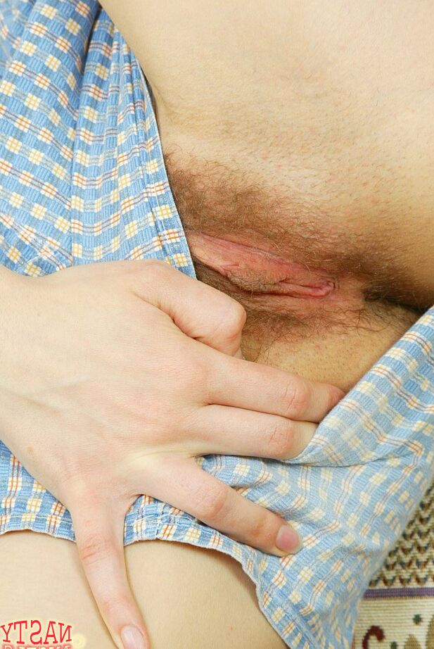 21P Adolescente cachonda de figura esbelta Tabatha muestra sus pequeñas tetas y su coñito peludo