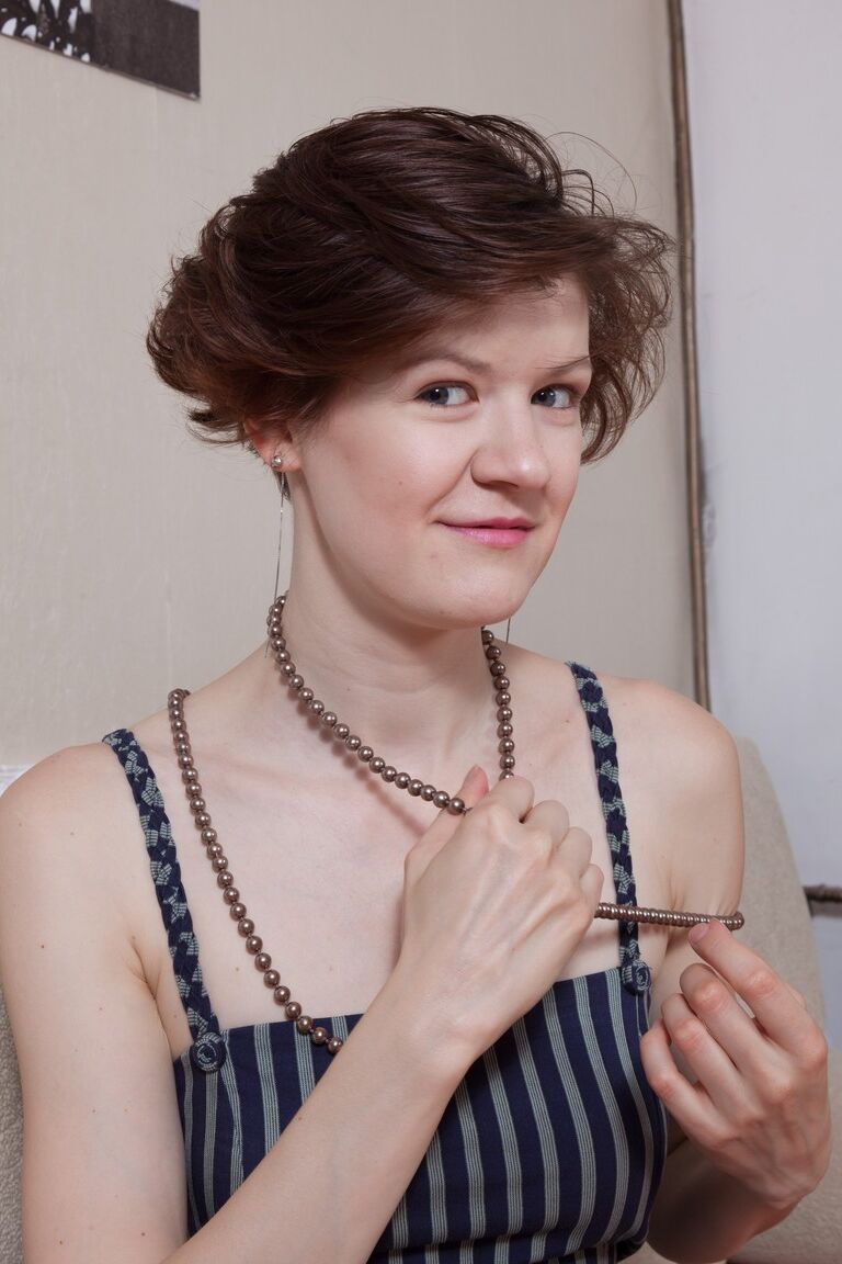 21P дама Alise с короткой стрижкой раздевается в любительском видео