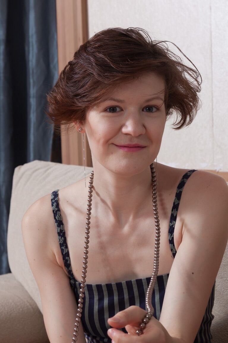 21P дама Alise с короткой стрижкой раздевается в любительском видео