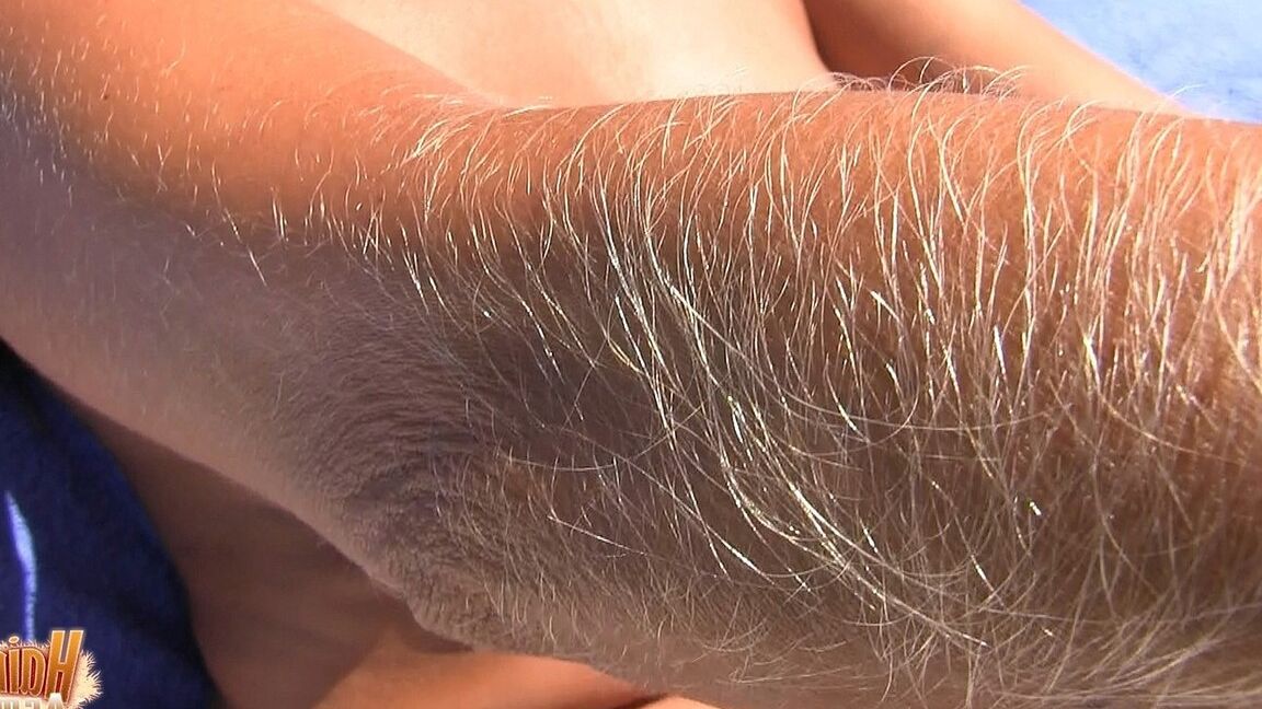 21P MILF Lori Anderson showing her hairy arms while relaxing nude at the beach