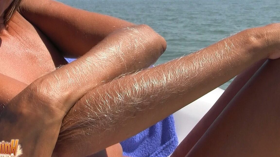 21P MILF Lori Anderson showing her hairy arms while relaxing nude at the beach