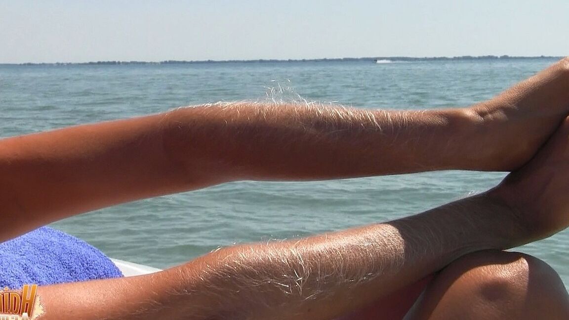 21P MILF Lori Anderson showing her hairy arms while relaxing nude at the beach