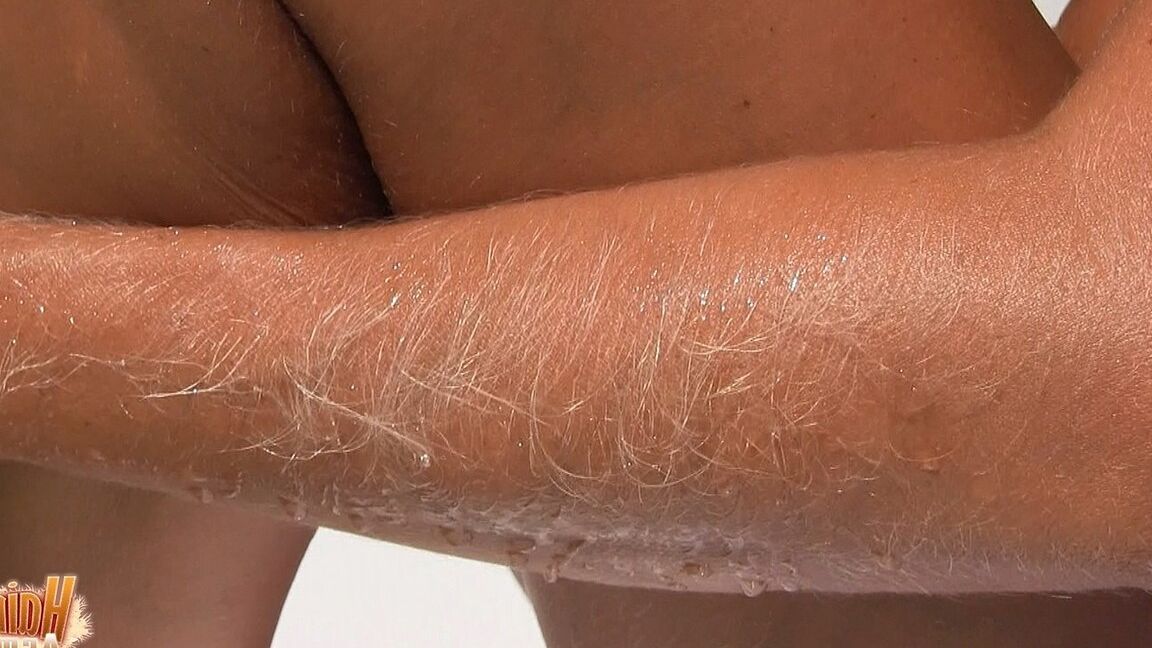 21P MILF Lori Anderson showing her hairy arms while relaxing nude at the beach