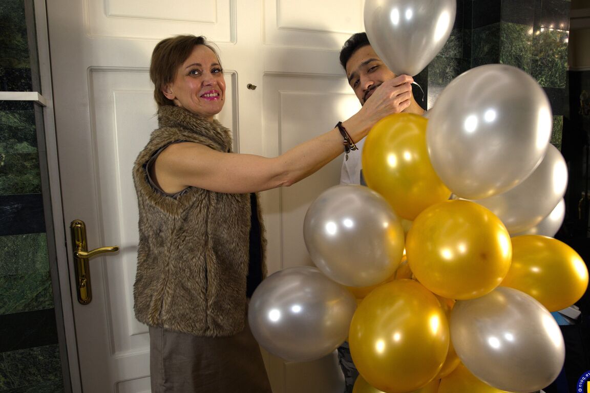 16P Betrügende reife Hausfrau bumst ihren Toyboy, nachdem sie Luftballons geschenkt bekommen hat