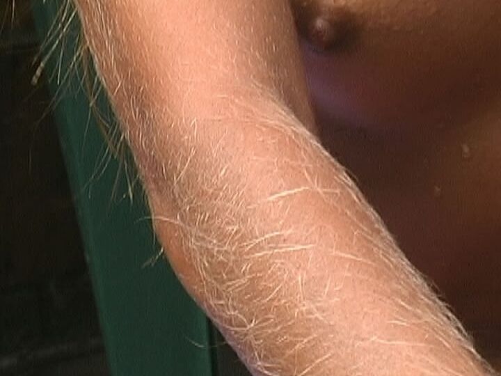 21P La flaca MILF desnuda Lori Anderson exponiendo sus brazos peludos y sus pequeñas tetas al aire libre