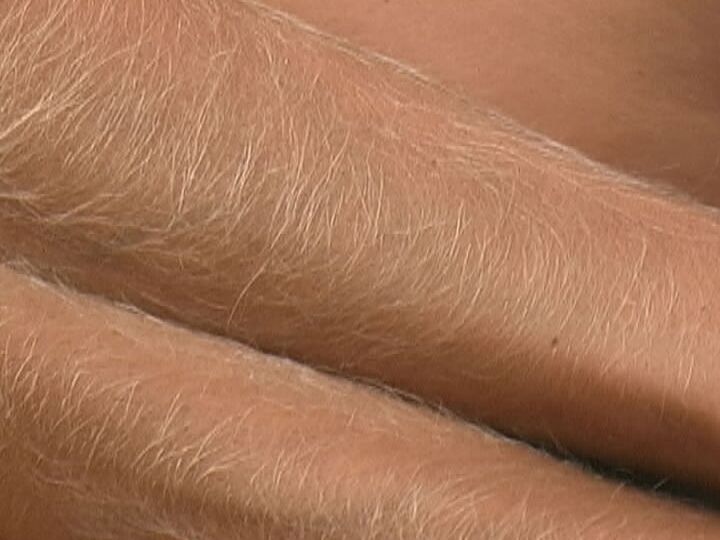 21P La flaca MILF desnuda Lori Anderson exponiendo sus brazos peludos y sus pequeñas tetas al aire libre