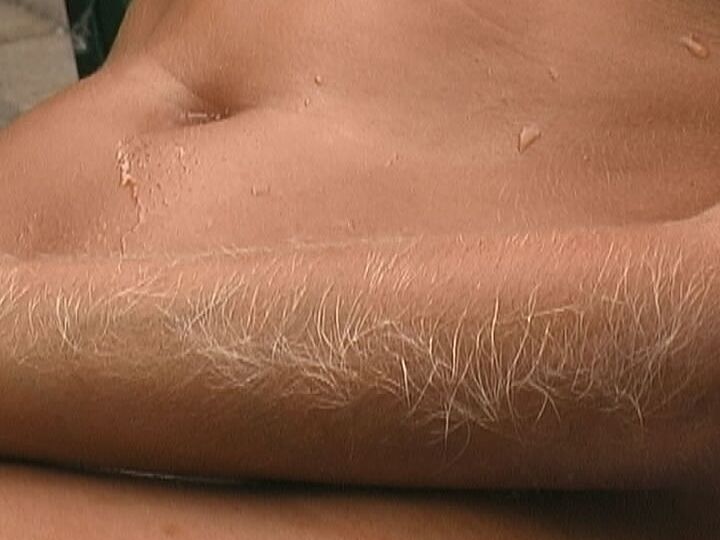 21P La flaca MILF desnuda Lori Anderson exponiendo sus brazos peludos y sus pequeñas tetas al aire libre