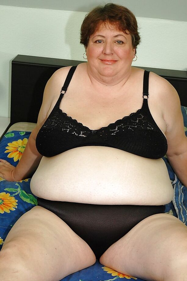 16P Gata madura fica nua mostrando seu corpo gordo e apertando os peitos