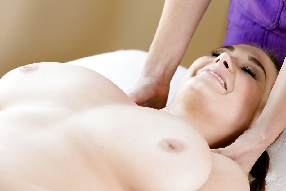 16P Lesbians Siri and Jelena Jensen are screwing nasty after massage