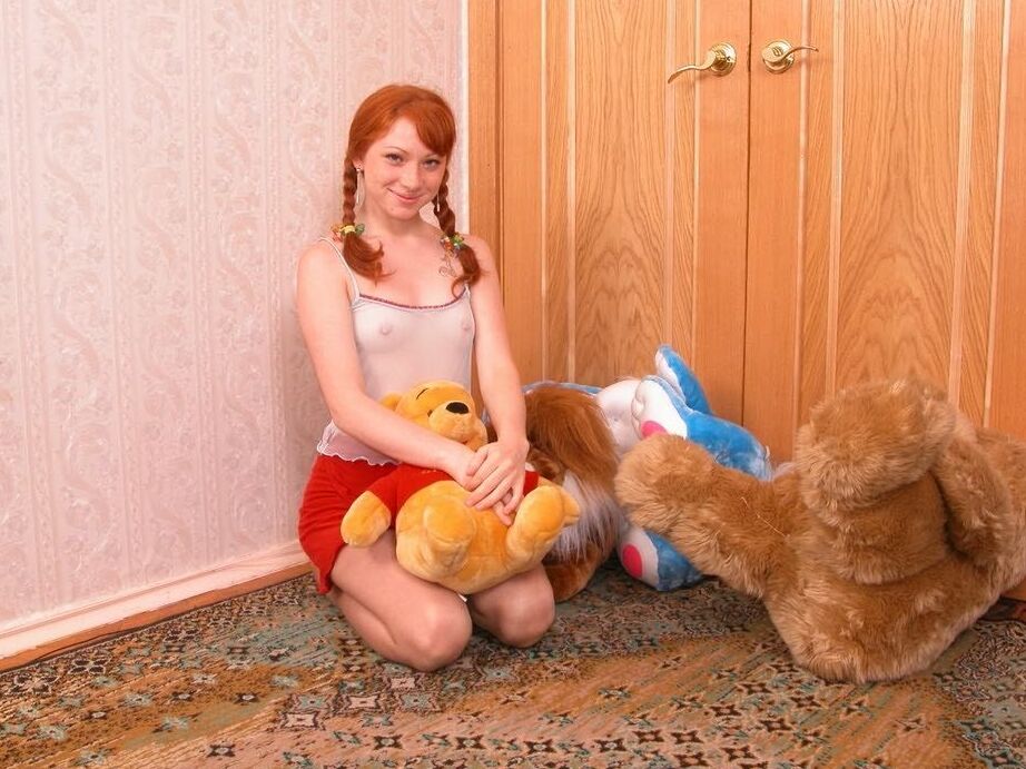 14P Joven pelirroja tiene sexo con su novio junto a sus peluches
