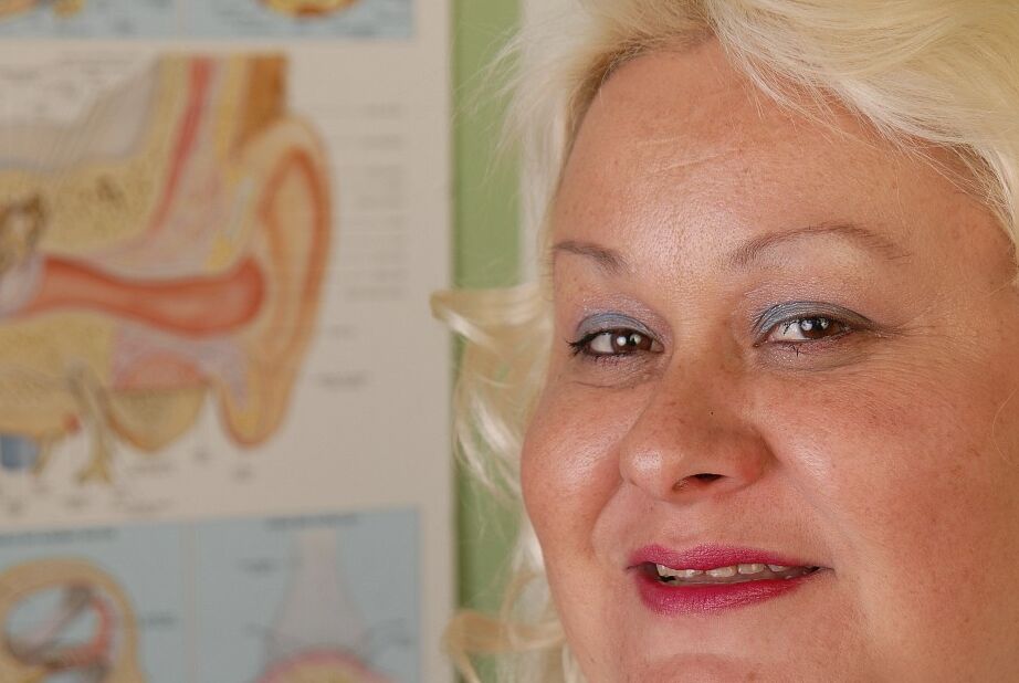 16P A loira gorda e madura Lisa está sorrindo enquanto lambe seus mamilos grandes